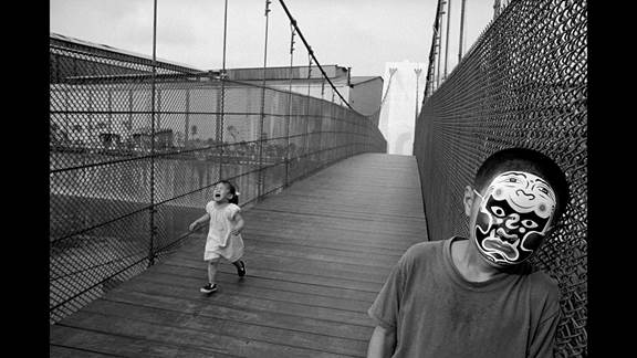 說明: Macintosh HD:Users:chendong:Desktop:張乾琦 工作坊:工作坊:官方作品:中文圖說:不存在的戰(zhàn)爭:6. 張乾琦，“不存在的戰(zhàn)爭”視頻截圖，2017.jpg