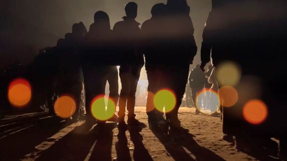 說明: Macintosh HD:Users:chendong:Desktop:張乾琦 工作坊:工作坊:官方作品:中文圖說:AZMA:5. 張乾琦，“AZMA”視頻截圖，2017 .jpg