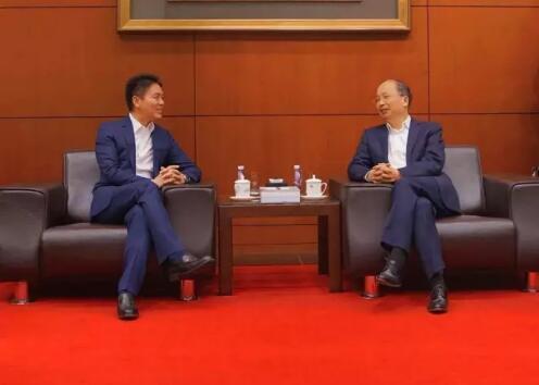 中國工商銀行董事長易會滿和京東集團(tuán)董事局主席兼首席執(zhí)行官劉強(qiáng)東見證了雙方合作協(xié)議的簽署。 