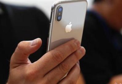 愛手機(jī)多于愛孩子？家長應(yīng)設(shè)親子時間