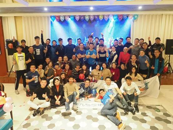 說明: C:Userswangq1317Desktop（新聞）2018甜蜜跑即將起跑，賽道跑團(tuán)加油站成為最大亮點(diǎn)（新聞）2018甜蜜跑即將起跑，賽道跑團(tuán)加油站成為最大亮點(diǎn)花兒與少年跑團(tuán).jpg